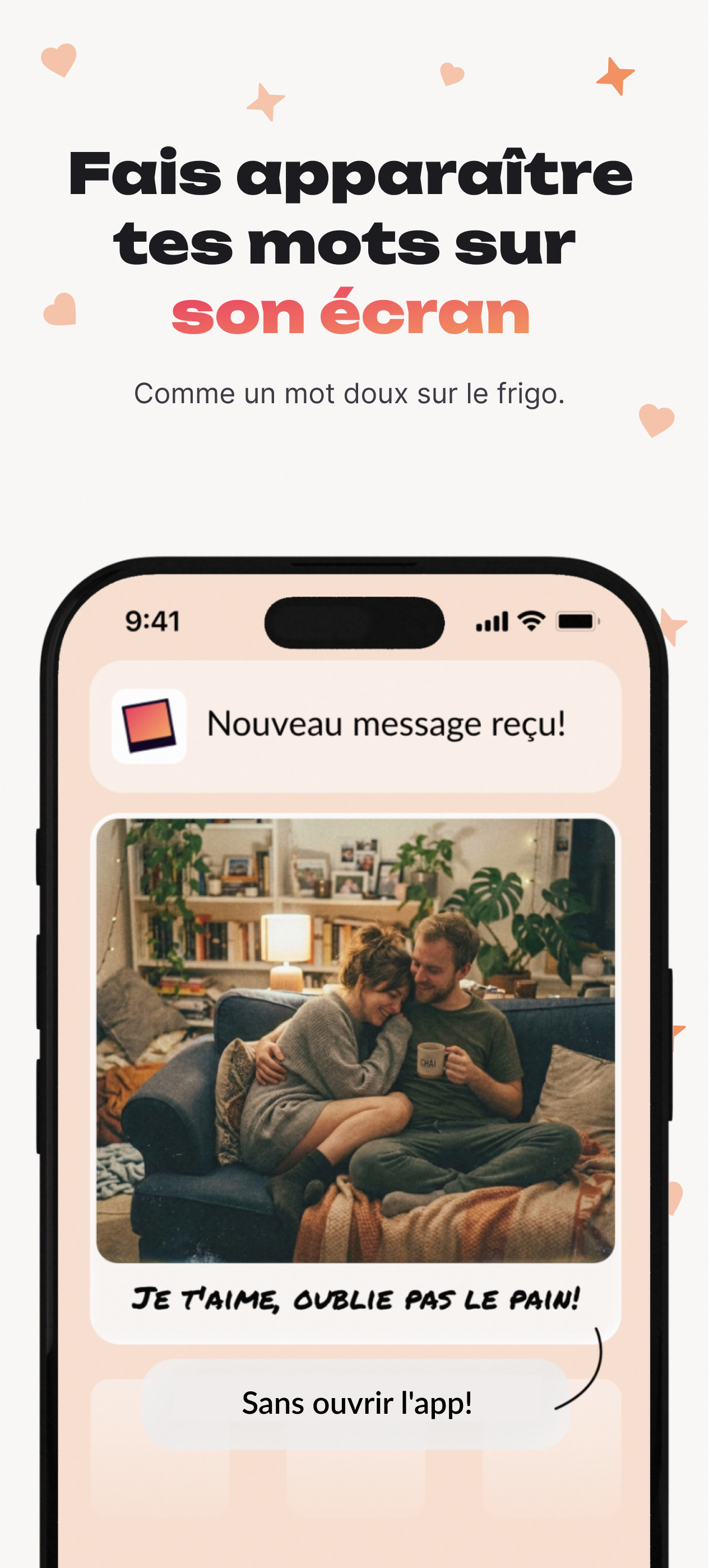 Visuel « Fais apparaître tes mots sur son écran — comme un mot doux sur le frigo » : un téléphone affiche la notification « Nouveau message reçu ! » avec une photo du couple sur le canapé et le mot « Je t'aime, oublie pas le pain ! »